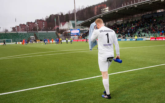 AFC Eskilstunas målvakt Tim Erlandsson deppar