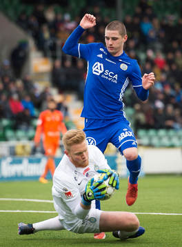 AFC Eskilstunas målvakt Tim Erlandsson och Sundsvalls