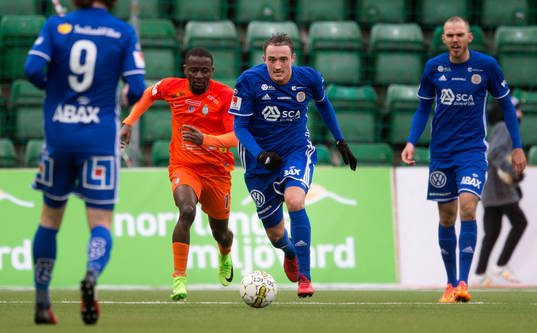 Sundsvalls Smajl Suljevic jagas av AFC Eskilstunas Buya