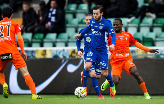 Sundsvalls Kristinn Steindorsson och AFC Eskilstunas Buya