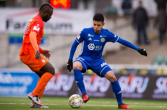 AFC Eskilstunas Emmanuel Frimpong och Sundsvalls Romain Gall