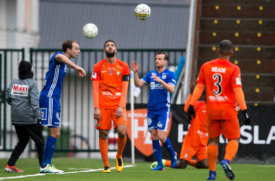 Sundsvalls Lars Krogh Gerson kastar ett inkast och AFC