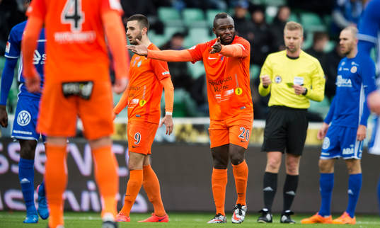 AFC Eskilstunas Emmanuel Frimpong pratar med sina