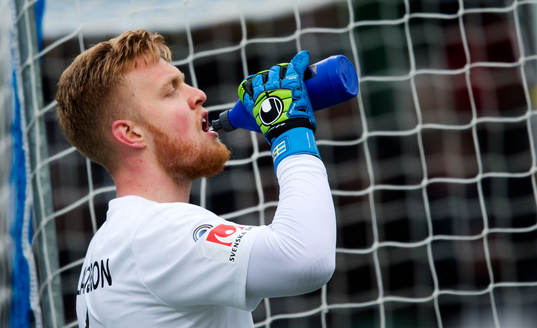 AFC Eskilstunas målvakt Tim Erlandsson dricker vatten