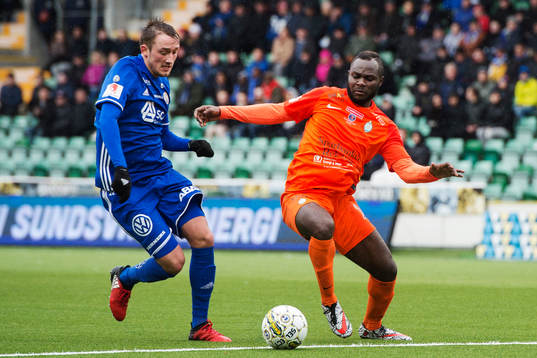 Sundsvalls Smajl Suljevic och AFC Eskilstunas Emmanuel