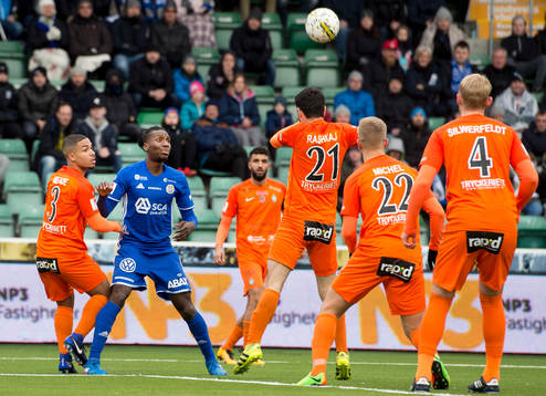 Sundsvalls Peter Wilson ensam mot AFC Eskilstunas Jernade