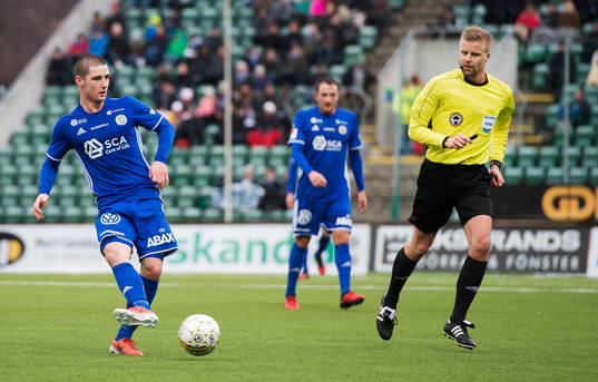 Sundsvalls Kristinn Freyr Sigurdsson och domare Glenn