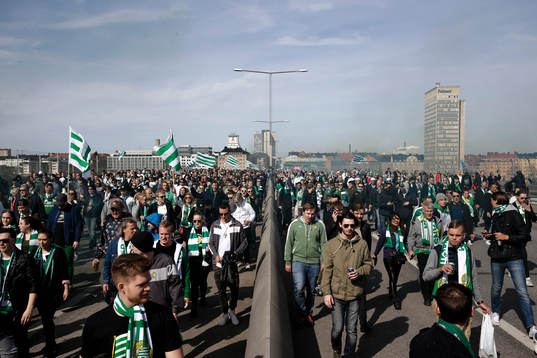 Hammarbys supportrar före fotbollsmatchen i Superettan
