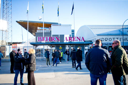 Örebrosupportrar utanför entrén till Behrn Arena