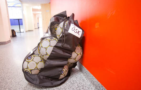 Fotbollen med texten ÖSK
