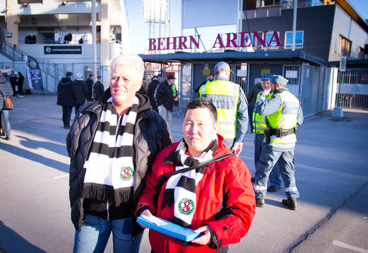 Örebrosupportrar utanför entrén till Behrn Arena