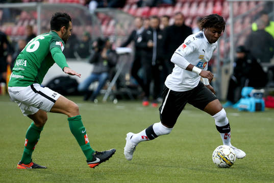 Jönköpings André Calisir och Örebros Kennedy Igboananike