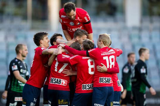 Örgrytes Johan Hammar jublar och omfamnas