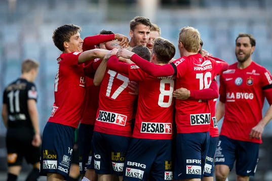 Örgrytes Johan Hammar jublar och omfamnas