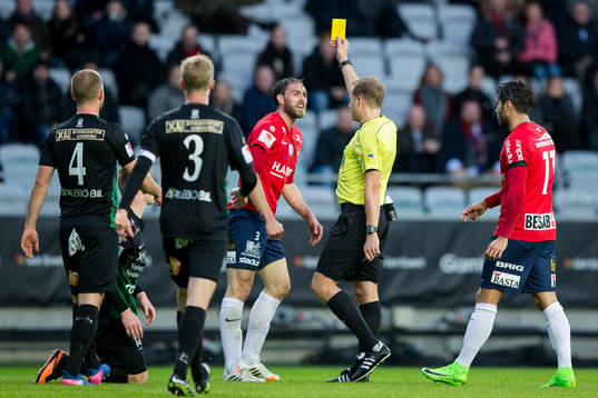 Örgrytes Johan Elmander får en varning