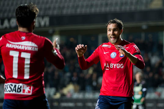 Örgrytes Johan Elmander jublar ihop med William Atashkadeh
