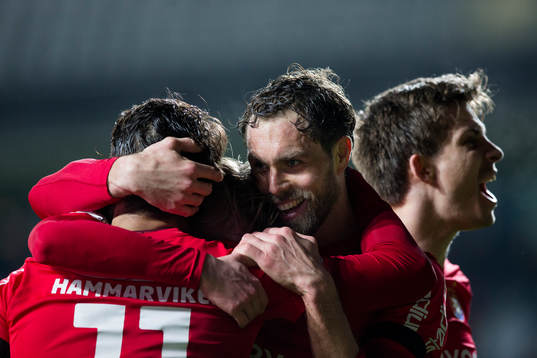Örgrytes Johan Elmander jublaroch omfamnas