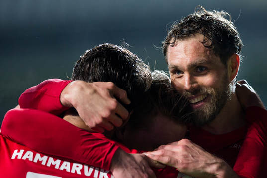Örgrytes Johan Elmander jublaroch omfamnas