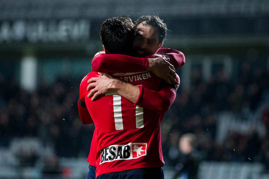 Örgrytes Johan Elmander jublar ihop med William Atashkadeh