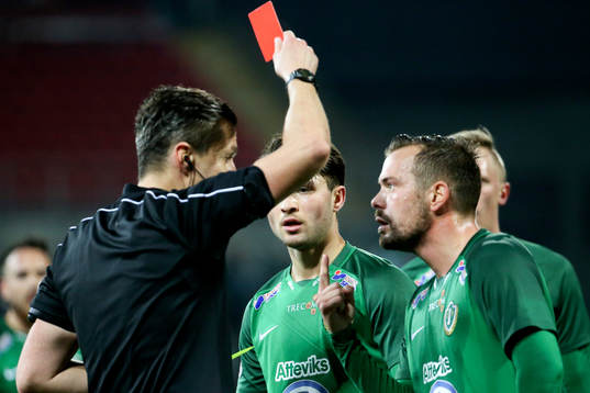 Jönköpings Jonathan Tamimi får rött kort av domare