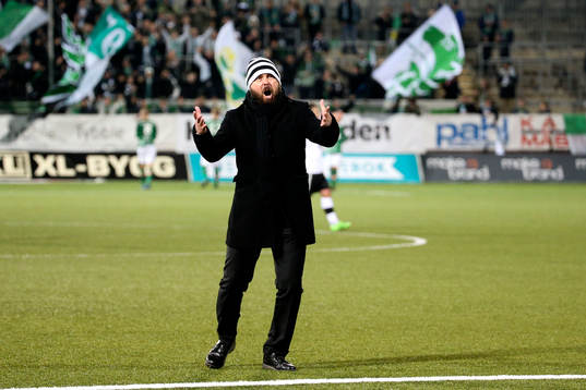 Örebros tränare Alexander Axén jublar