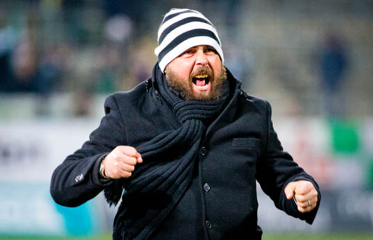 Örebros tränare Alexander Axén jublar