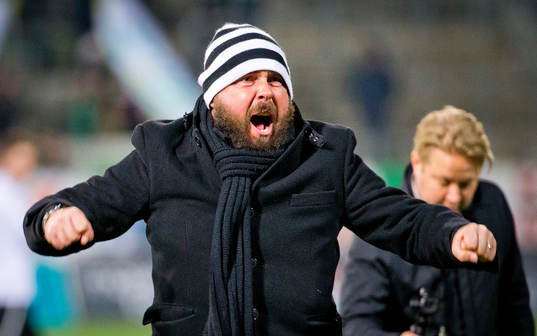 Örebros tränare Alexander Axén jublar
