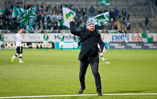 Örebros tränare Alexander Axén jublar