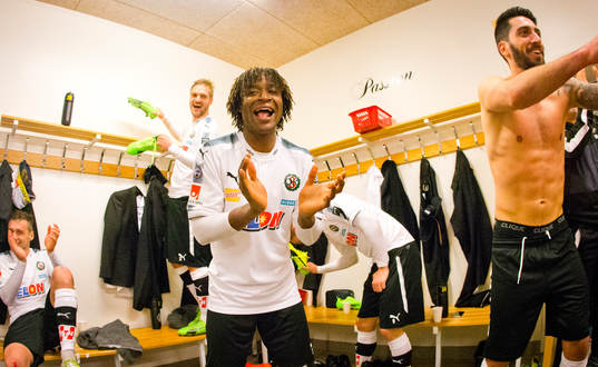 Örebros Kennedy Igboananike och Nahir Besara jublar i