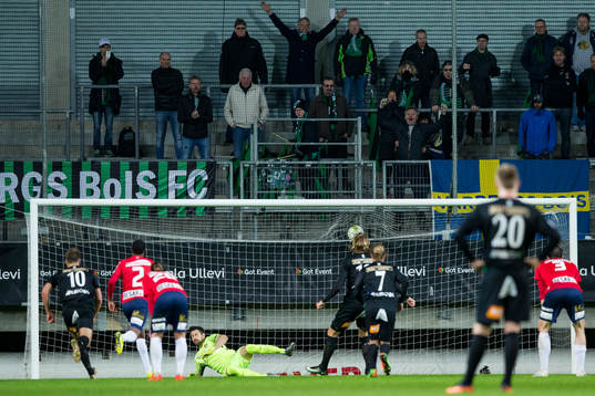Varbergs Joakim Lindner sätter reducering till 2-1 på
