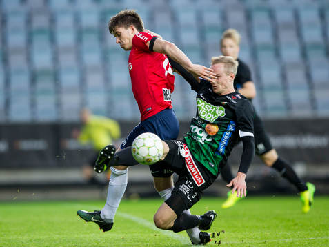 Varbergs Pär Asp glidtacklar Örgrytes Daniel Paulson
