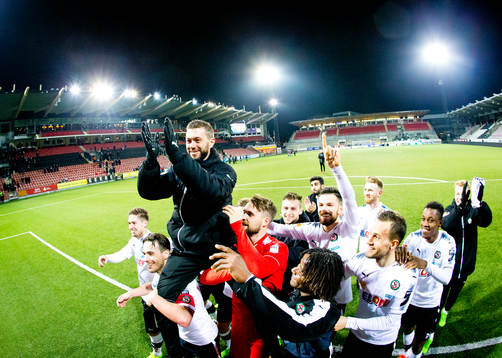 Örebrospelarna hissar fystränaren Jimmy Högberg som ska