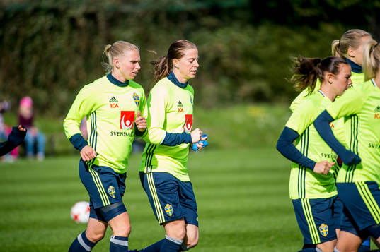 Lotta Schelin värmer upp