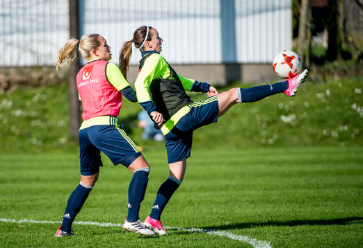Kosovare Asllani med bollen