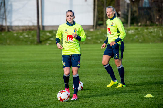 Kosovare Asllani och Stina Blackstenius