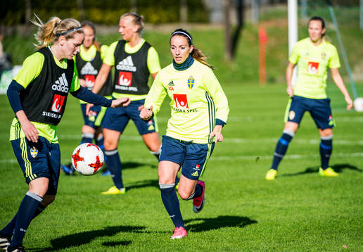 Kosovare Asllani med siktet på bollen