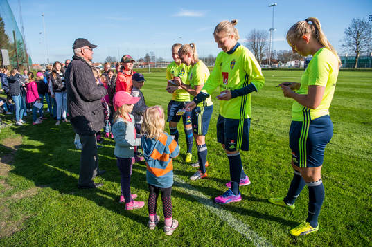 Spelarna träffar de unga fansen och skriver autografer