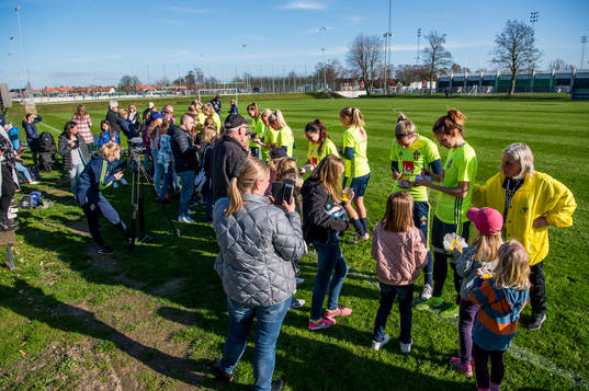 Spelarna träffar de unga fansen och skriver autografer