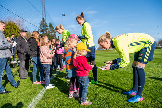 Spelarna träffar de unga fansen och skriver autografer