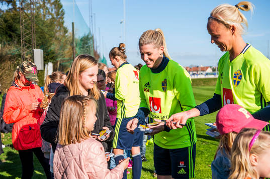 Spelarna träffar de unga fansen och skriver autografer