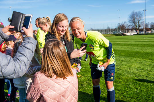 Caroline Seger träffar de unga fansen och skriver