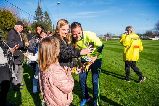 Lotta Schelin träffar de unga fansen och skriver autografer