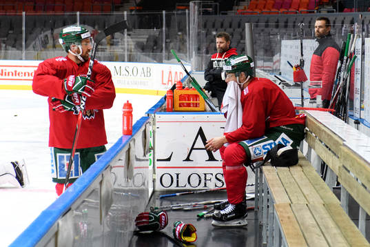 Joel Lundqvist pratar med Johan Sundström som fått en