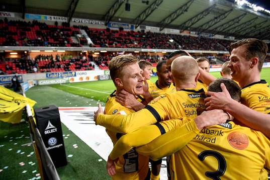 Elfsborgs Per Frick jublar med lagkamrater