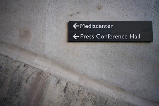 En skylt som visar till ett mediacenter och rum för