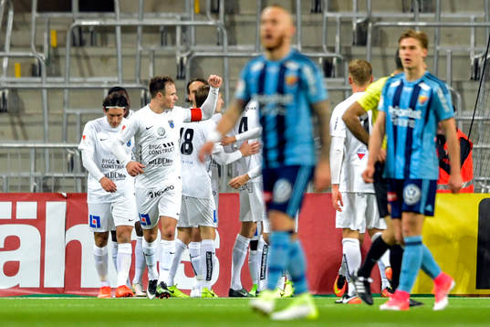 Sirius Kingsley Kofi Sarfo jublar med lagkamrater