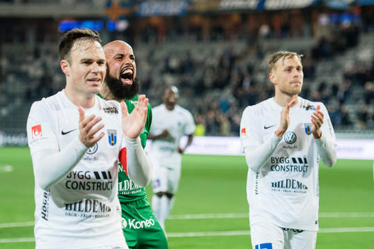 Sirius Niklas Busch Thor och målvakt Joshua Wicks  jublar
