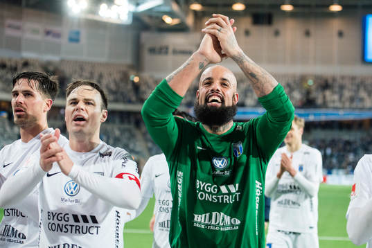 Sirius Niklas Busch Thor och målvakt Joshua Wicks  jublar
