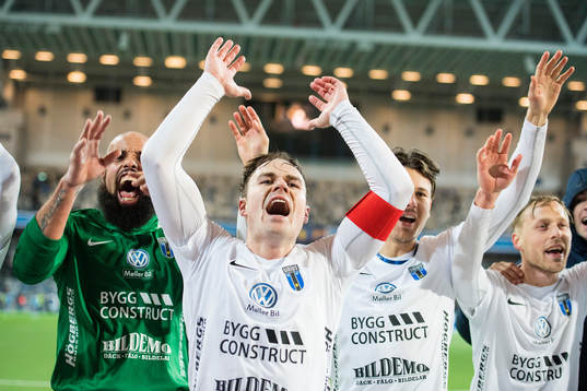 Sirius Niklas Busch Thor och målvakt Joshua Wicks  jublar