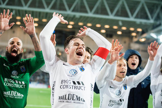 Sirius Niklas Busch Thor och målvakt Joshua Wicks  jublar
